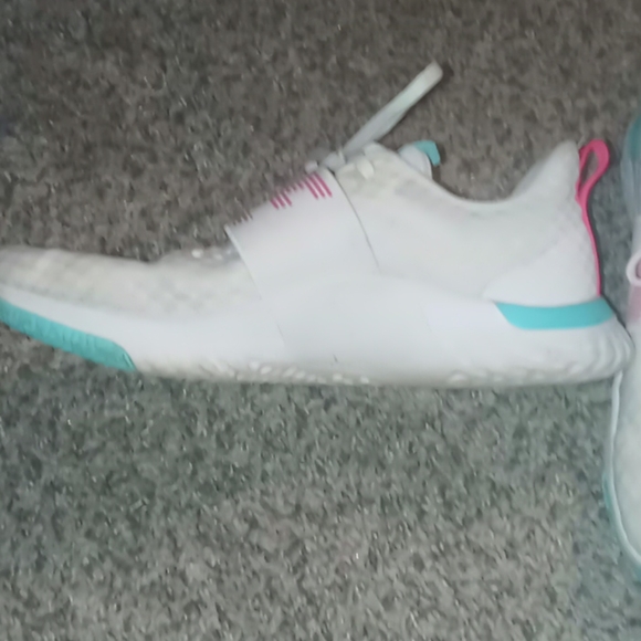 Tennis shoes - Picture 2 of 6